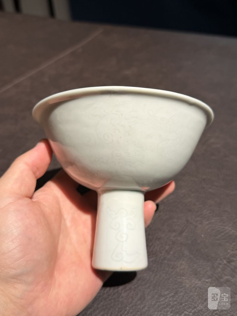 明嘉靖 白釉暗刻龙纹高足杯 - 图5